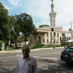 سفر به آمریکا مقابل یک مسجد